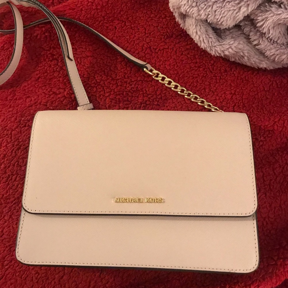 Michael Kors crossbody light pink purse.